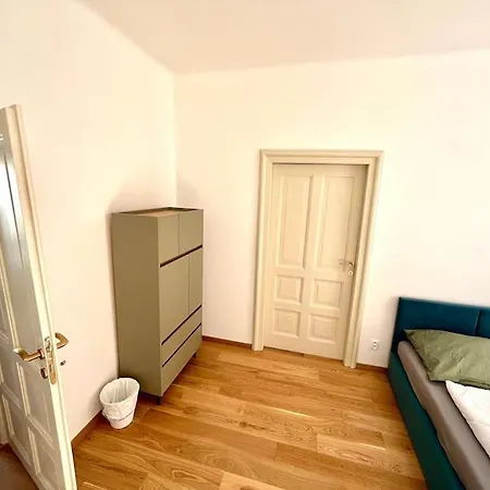 Апартаменты Newly Reconstructed City Center Flat - 3 Bedrooms Братислава