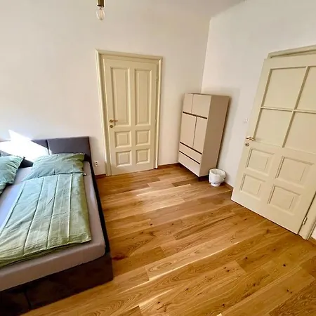 アパート Newly Reconstructed City Center Flat - 3 Bedrooms ブラチスラヴァ